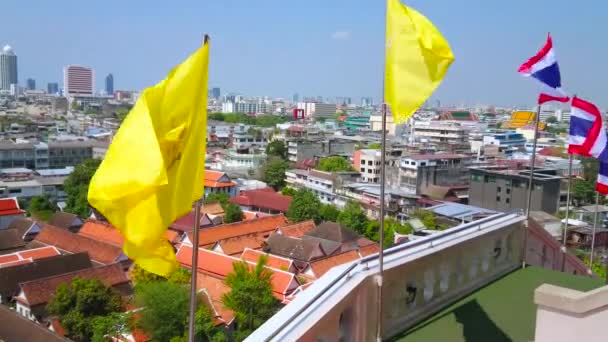 バンコク 2019年4月24日 バンコクで4月24日にワットサケ ゴールデンマウント 寺院の上のプラットフォームで 明るい黄色のロイヤルフラッグが風に揺れています — ストック動画