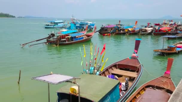 Nang Thailand April 2019 Många Gamla Trä Longtail Båtar Dekorerad — Stockvideo