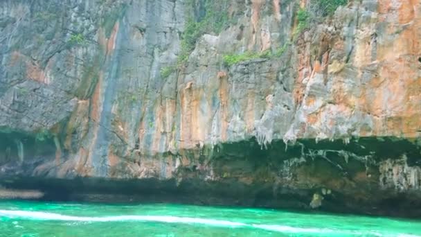 Phiphi Leh Thailand April 2019 Die Riesigen Kalksteinfelsen Umgeben Die — Stockvideo