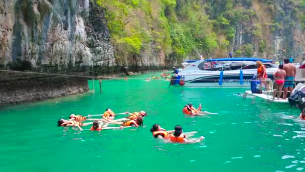 泰国Phiphi Leh 2019年4月27日 4月27日 在皮皮莱岛皮莱湾泻湖 一群游客表演了同步游泳的身影 — 图库视频影像