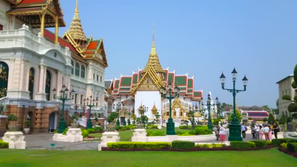 バンコク 2019年5月12日 バンコクで5月12日にチャクリマハプラサト王座ホールとプラティナンドゥシットマハプラサットホール でヴィンテージ街灯 花壇と緑の芝生 — ストック動画