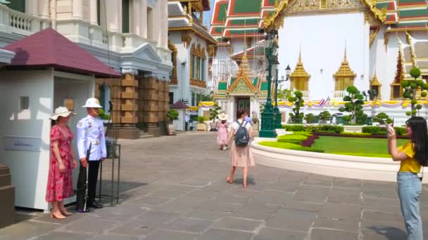 Bangkok Tayland Mayıs 2019 Turistler Grand Palace Chakri Maha Prasat — Stok video