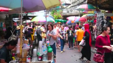Bangkok, Tayland - 12 Mayıs 2019: Kalabalık Sampeng Lane pazar (Soi Wanit alley) Chinatown kahve satıcısı sepeti ile, farklı serinletici içecekler yapma, Bangkok Mayıs'ta 12