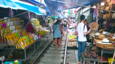Maeklong, Tayland - 13 Mayıs 2019: Turistler demiryolu yürümek ve Maeklong Demiryolu Pazarı tezgahlarında alışveriş yapmak - ülkenin popüler turistik nokta, Maeklong Mayıs'ta 13