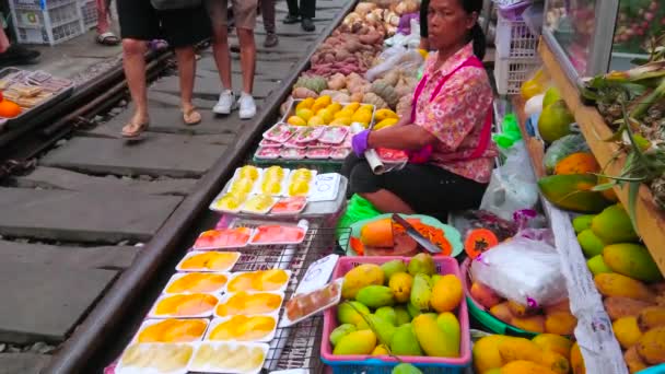 Maeklong Thailand Maj 2019 Maeklong Railway Market Fruktbås Köpmannen Packar — Stockvideo