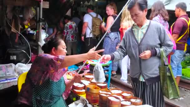 Маэклонг Тайланд Мая 2019 Года Продавец Небольшого Ларька Железнодорожном Рынке — стоковое видео