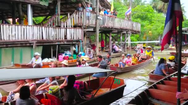 Damnoen Saduak 2019年5月13日 大型船只 漂浮在狭窄的运河 Klong 的吨Khem浮动市场 一排摊位 商店和咖啡馆 5月13日在达姆诺恩萨杜亚克 — 图库视频影像