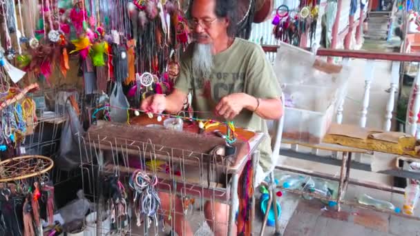 Damnoen Saduak Thailand Mei 2019 Artisan Maakt Souvenirs Talismannen Accessoires — Stockvideo