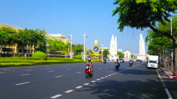 Bangkok Thailandia Aprile 2019 Traffico Veloce Attraverso Viale Ratchadamnoen Fiancheggiato — Video Stock