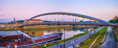 Vistula nehri enbamkment Panoraması, Krakow, Polonya