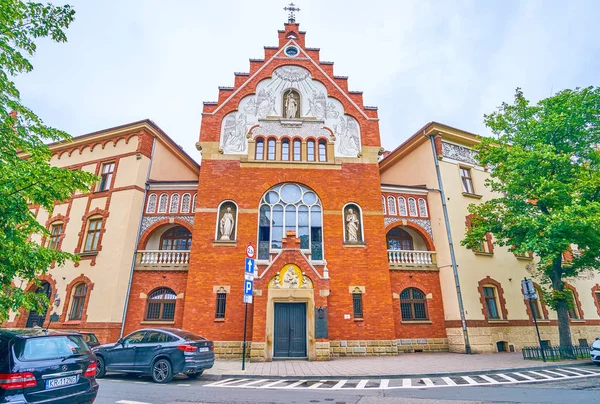 La scenografica facciata della Chiesa del Sacro Cuore di Gesù in — Foto Stock