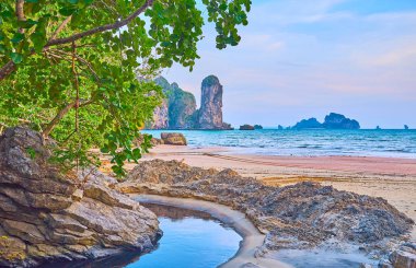 Bir dere ve Ao Nang Kulesi kaya, Krabi, Thaila ile Andaman sahil
