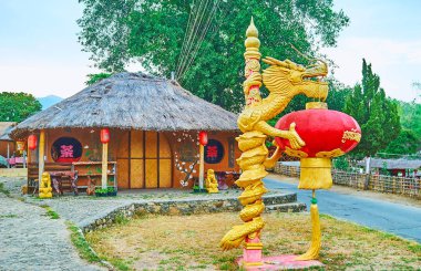Fenerli altın ejderha, Santichon çay köyü, Tayland