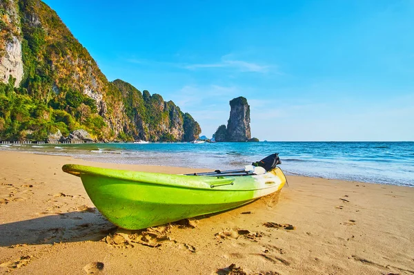 A paisagem marinha com um barco, Ao Nang, Krabi, Tailândia — Fotografia de Stock