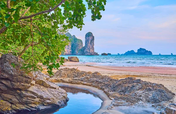 Costa delle Andamane con un torrente e Ao Nang Torre di roccia, Krabi, Thailandese — Foto Stock