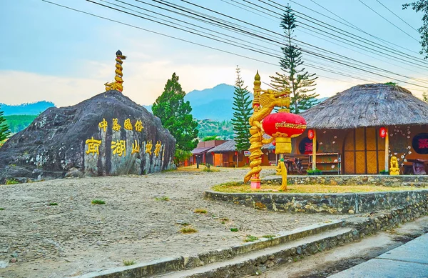 The golden dragon statues in Santichon tea village, Thailand — Stock Photo, Image