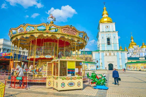 乌克兰基辅市中心的旋转木马 — 图库照片