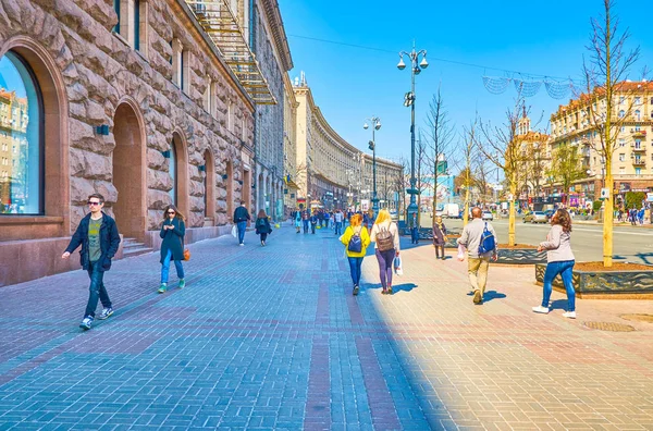 Kiev, Ukrayna Khreshchatyk Avenue boyunca yürüyün