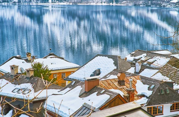Die schneebedeckten dächer von halltatt, salzkammergut, Österreich — Stockfoto