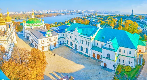 O pátio do complexo Kiev Pechersk Lavra, Ucrânia — Fotografia de Stock