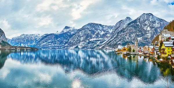 Panorama över sjön Hallstattersee och Halltatt stad, Salzkammergut — Stockfoto