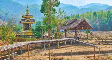 Boon Ko Ku So bambu köprüsü ndeki türbe, Pai, Tayland