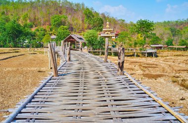Eski Boon Ko Ku So bambu köprü, Pai, Tayland yürüyün