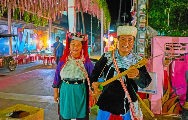 Los ancianos miembros de la tribu Lisu Hill, Walking street, Pai, Thaila — Foto de Stock