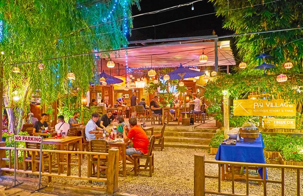 Переполненное кафе на пешеходной улице, Пай, Таиланд — стоковое фото