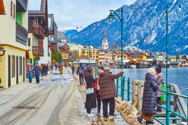 Hallstatt, Salzkammergut, Avusturya 'nın kalabalık gezinti alanı