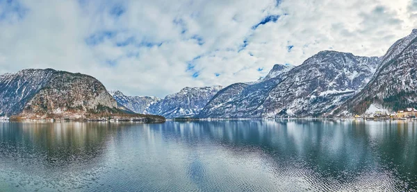 Panorama of Alpine lake, Hallstatt, Salzkammergut, Austria — Stockfoto