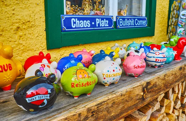 Красочные копилки в сувенирном магазине, Hallstatt, Salzkammergut — стоковое фото