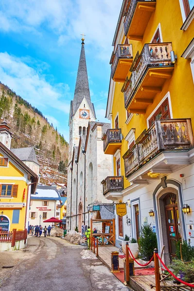 Caminhe pela Praça do Mercado de Hallstatt, Salzkammergut, Áustria — Fotografia de Stock