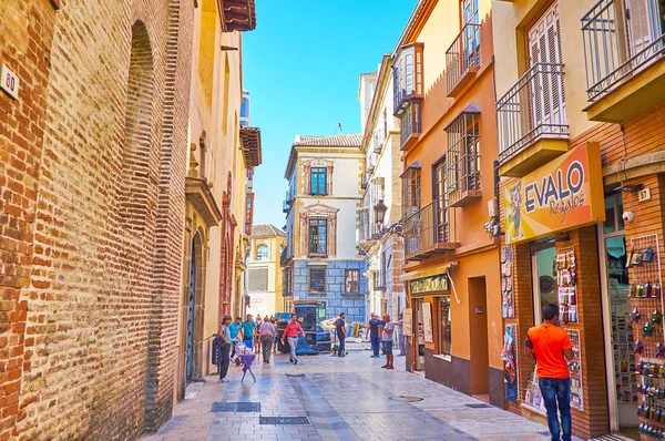 Сувенирные магазины в Calle Granada, Малага, Испания — стоковое фото