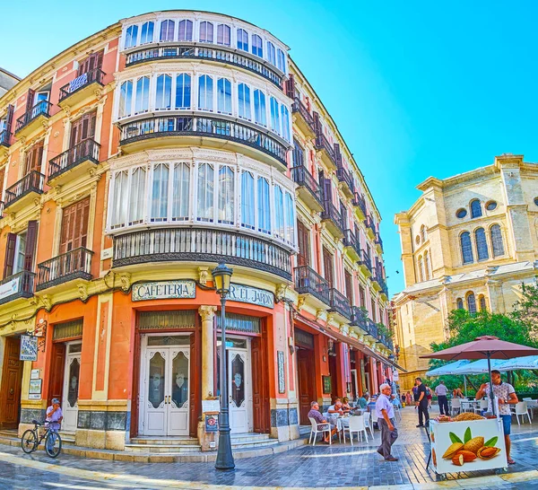 Budynek z narożną fasadą, Malaga, Hiszpania — Zdjęcie stockowe