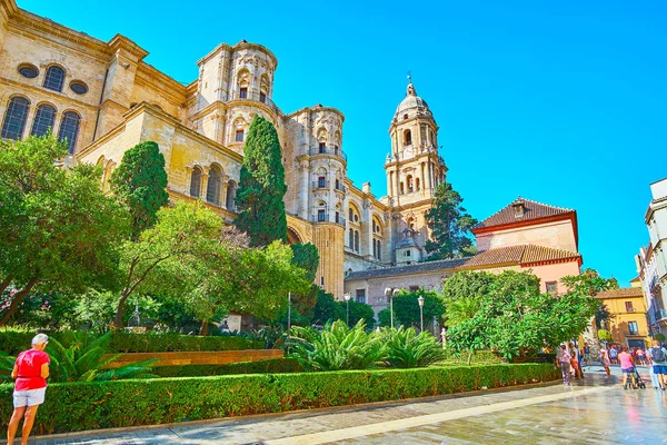 Catedral atrás do jardim, Málaga, Espanha — Fotografia de Stock