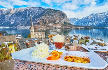 Manzaralı elmalı turta, Halltatt, Salzkammergut, Avusturya