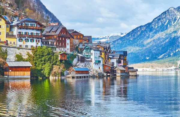 Casas junto al lago en Hallstatt, Salzkammergut, Austria — Foto de Stock