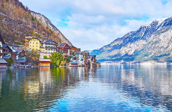 Город на озере, Хальмштадт, Австрия — стоковое фото