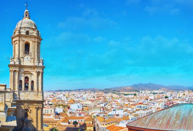 İspanya 'nın Malaga Katedrali' nin çan kulesine sahip şehir manzarası