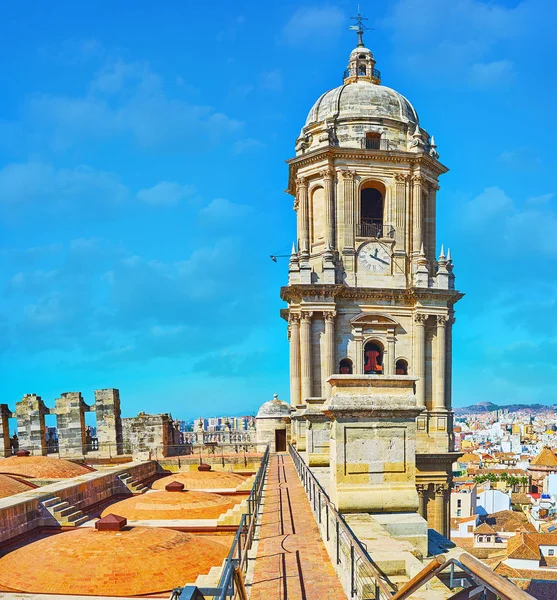 La passeggiata sul tetto della Cattedrale di Malaga, Spagna — Foto Stock