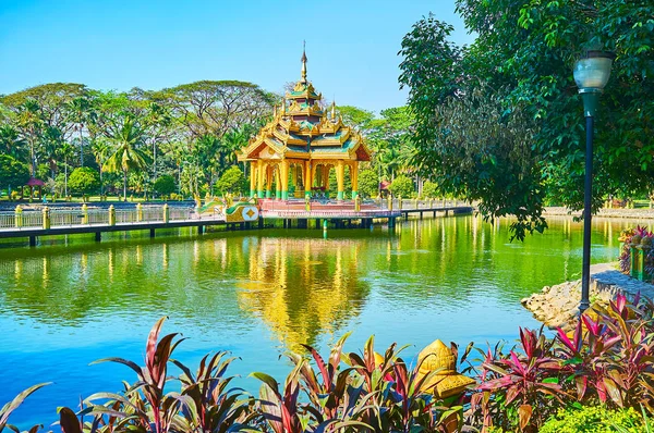 Pequeño santuario en el lago, Theingottara park, Rangún, Myanmar — Foto de Stock