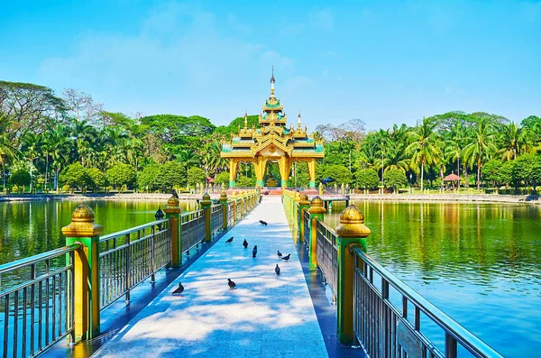 The bridge to the lake shrine, Theingottara park, Rangún, Myanmar — Foto de Stock