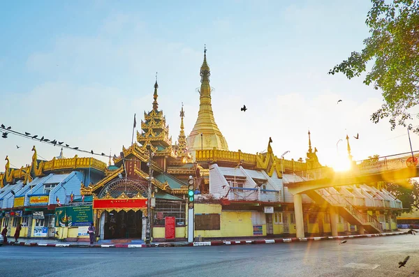 El amanecer sobre Sule Pagoda, Rangún, Myanmar — Foto de Stock