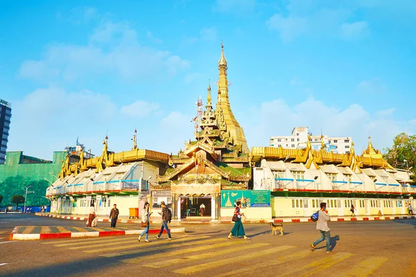 Crosswalk en Sule Paya, Rangún, Myanmar — Foto de Stock