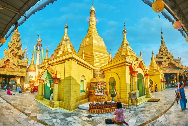 O antigo templo de Sule Paya, Rangum, Mianmar — Fotografia de Stock