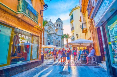 İspanya 'nın eski Cadiz kentindeki dar sokaklar