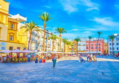 İspanya 'nın Cadiz kentindeki Plaza de la Katedral' de turistler