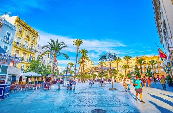 Wielki plac turystyczny w centrum Kadyksu, Hiszpania — Zdjęcie stockowe