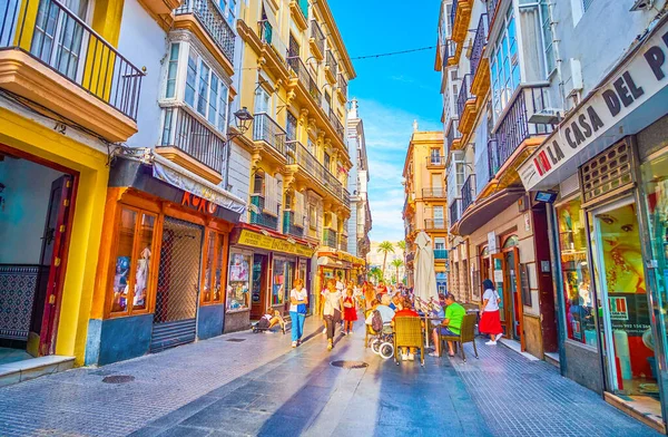 Restaurangen på smal gata i gamla Cadiz, Spanien — Stockfoto